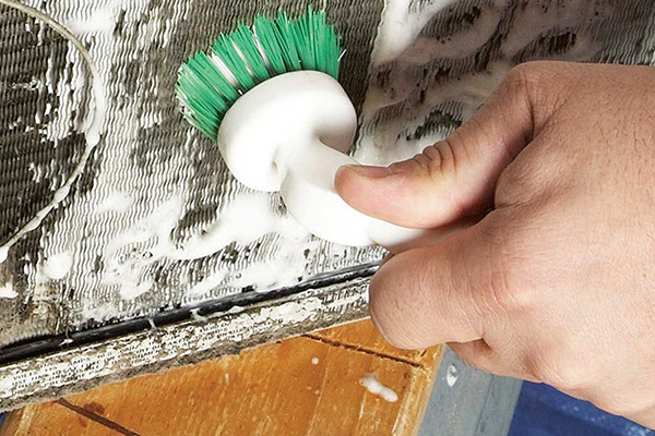 Skjinje de ferdamperspulen elke 6 moannen |Kommersjele kuolkast en friezer DIY Underhâld Tips