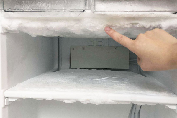 Kaj je sistem odmrzovanja v komercialnem hladilniku?