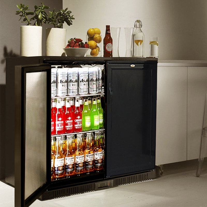 Porta de vidro corrediza dobre integrada nun armario frigorífico con barra traseira refrixerada
