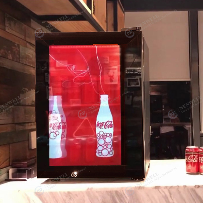 Komerciniai maži juodų stiklinių durų šaldytuvai su stalviršiu šaltų gėrimų ekranu