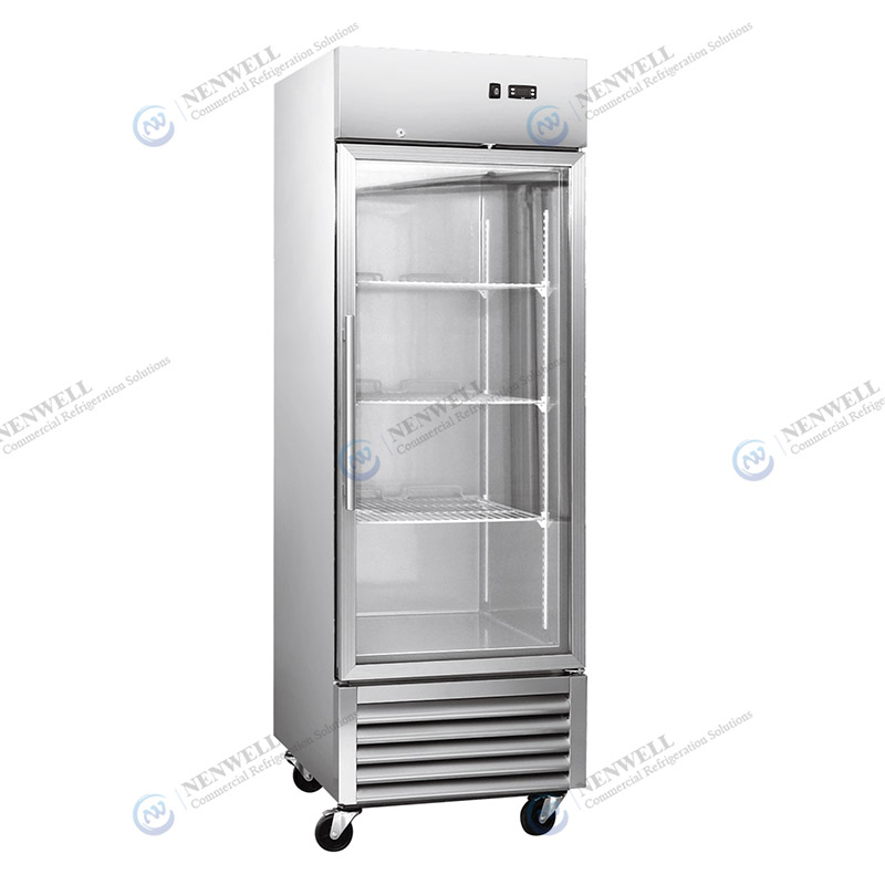정육점 부스는 냉동 식품을 표시하는 유리제 문 냉장고를 꿰뚫어 봅니다