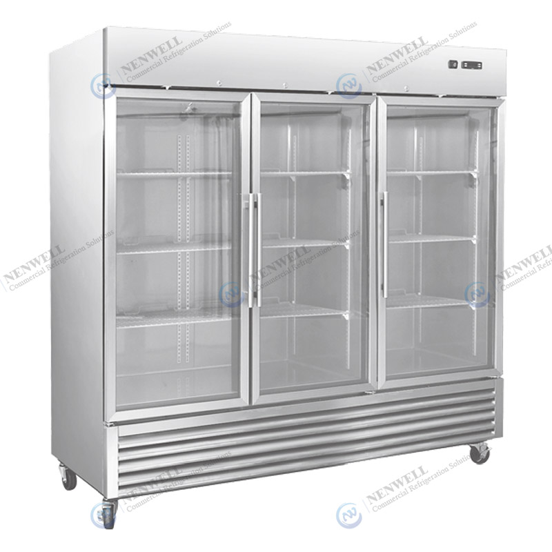 Restoranas Virtuvė matosi pro stiklines duris Šaldymas Šaldytuvas, kuriame saugoma ledinė mėsa
