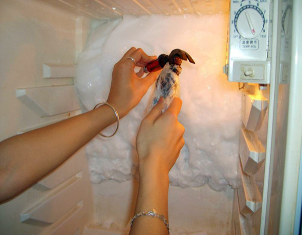 7 Ways to Remove Ice from a frozen Freezer, and the Last Method Is Unexpected