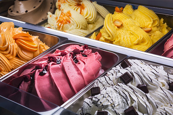 O freezer para exibição de sorvete é o equipamento crítico para ajudar a promover as vendas
